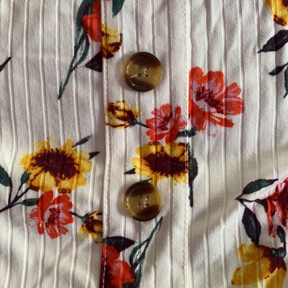 ✨HP✨Rue21 White Floral-Print Off-the-Shoulder Top - Picture 4 of 5